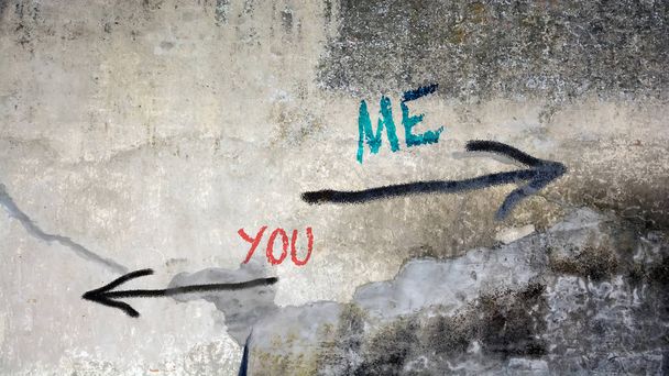 Graffiti de pared You vs Me
 - Foto, Imagen