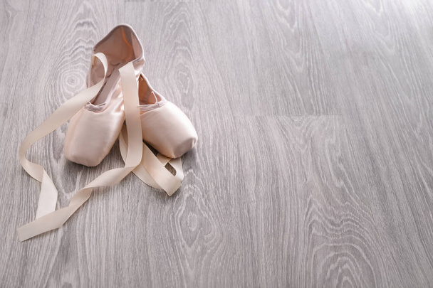 Chaussures de ballet sur sol en bois
 - Photo, image