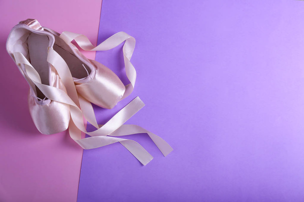 Ballet schoenen op kleur achtergrond - Foto, afbeelding