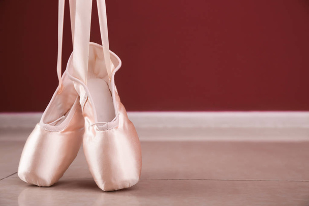 Ballet schoenen op verdieping binnenshuis - Foto, afbeelding