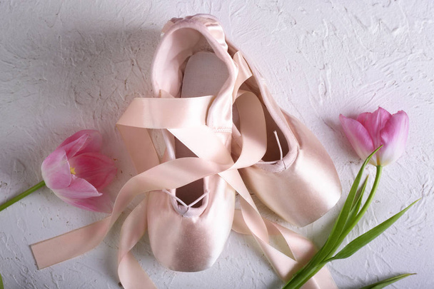 Балетные туфли с цветами тюльпана на белом фоне
 - Фото, изображение