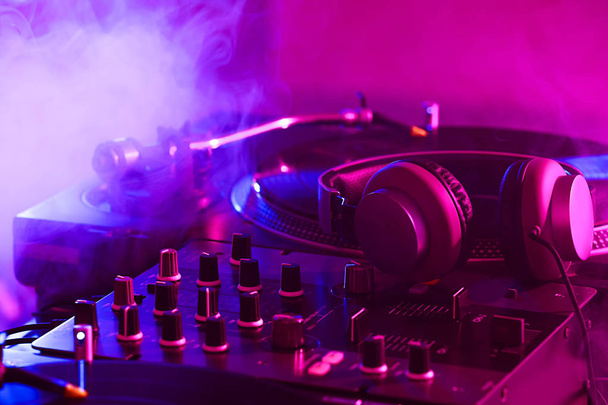 Cuffie su mixer DJ moderno, primo piano - Foto, immagini