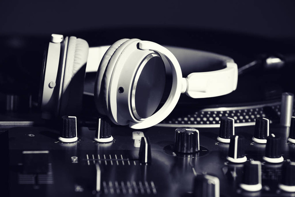 Koptelefoon op moderne DJ mixer, close-up - Foto, afbeelding