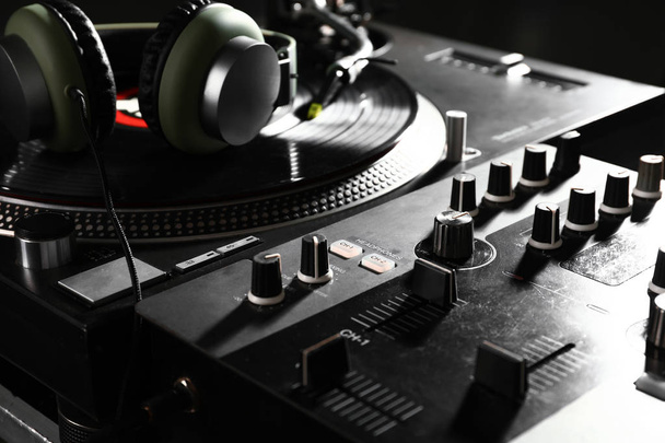 Сучасний мікшер DJ, крупним планом
 - Фото, зображення