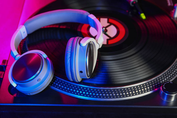 Écouteurs sur mixeur DJ moderne, gros plan - Photo, image