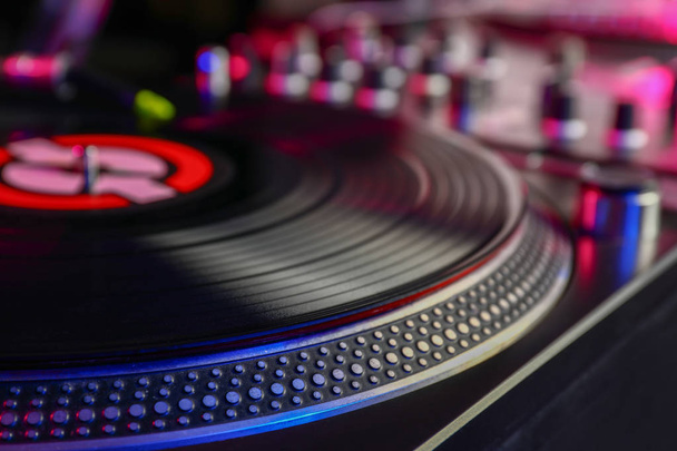 Disco de vinilo en mezclador de DJ moderno, primer plano - Foto, Imagen