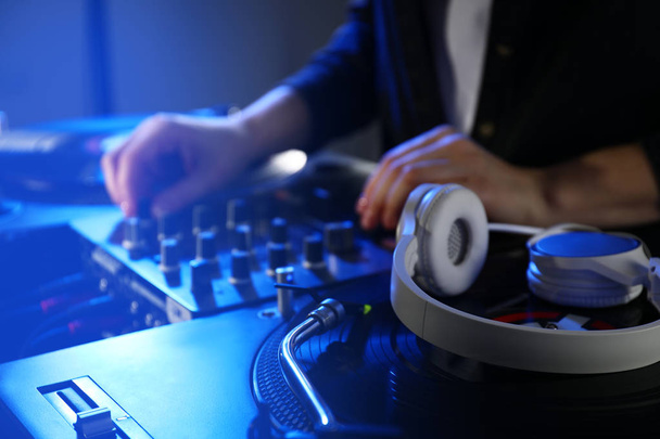 DJ féminin mélangeant musique
 - Photo, image