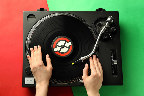 DJ femenino mezclando música sobre fondo de color
 - Foto, Imagen