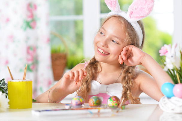 beautiful  girl painting eggs for Easter holiday - Foto, imagen