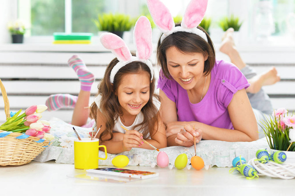 Mother and daughter decorating    Easter eggs   - Foto, afbeelding