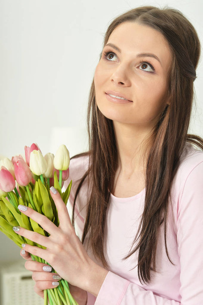 young woman with bouquet  - Foto, afbeelding