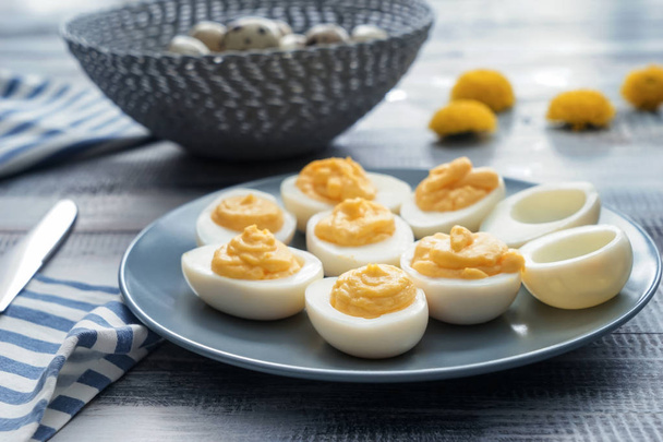 Placa com saborosos ovos diabólicos na mesa de madeira
 - Foto, Imagem