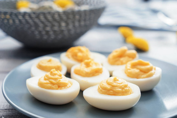 Prato com saborosos ovos diabólicos na mesa, close-up
 - Foto, Imagem