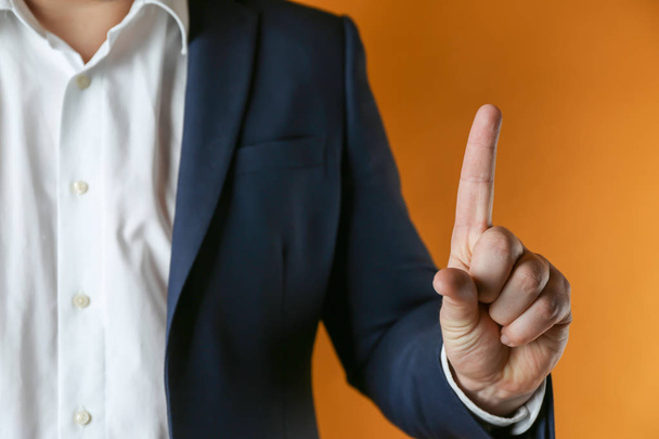 Businessman with raised index finger on color background, closeup - Foto, Imagem