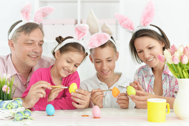Family painting Easter eggs - Foto, afbeelding