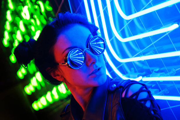 Ritratto notturno cinematografico di ragazza e luci al neon - Foto, immagini