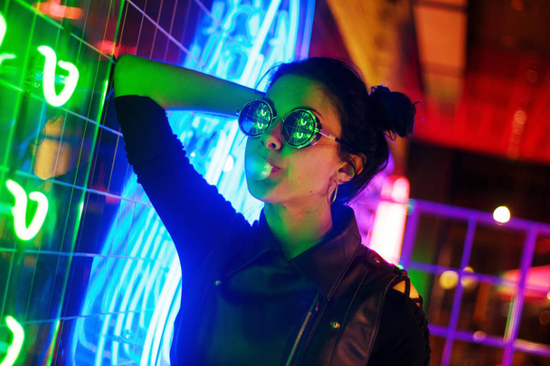 Kız ve neon ışıklarının sinematik gece portresi - Fotoğraf, Görsel