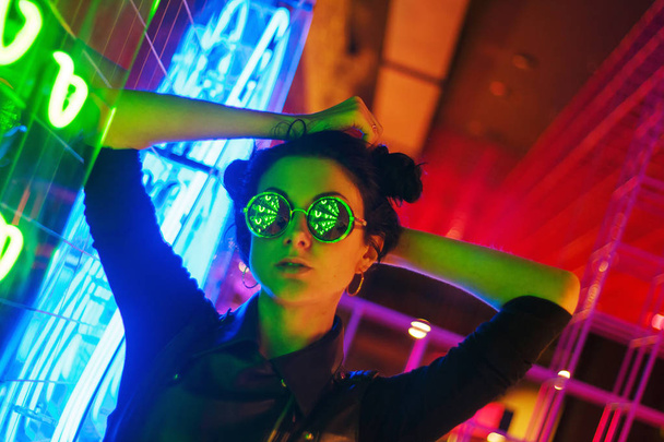 Cinematikus éjszakai portré lány és neon fények - Fotó, kép