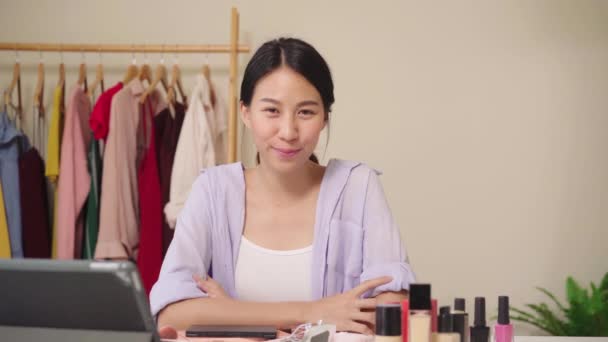 Önde oturan güzellik blogger mevcut güzellik kozmetik için video kayıt tablet. Asyalı kadın kullanım kozmetik inceleme yapmak öğretici mutlu güzel genç sosyal ağ için canlı video yayını. - Video, Çekim
