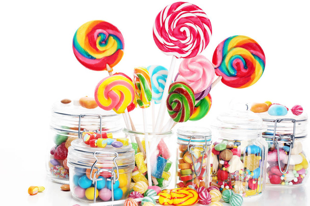 bonbony, želé a cukrem. barevné pole různých dětská sweets a zachází do sklenic - Fotografie, Obrázek