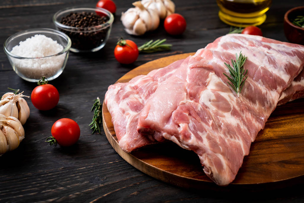 Fresh raw pork ribs with ingredients - Foto, Bild