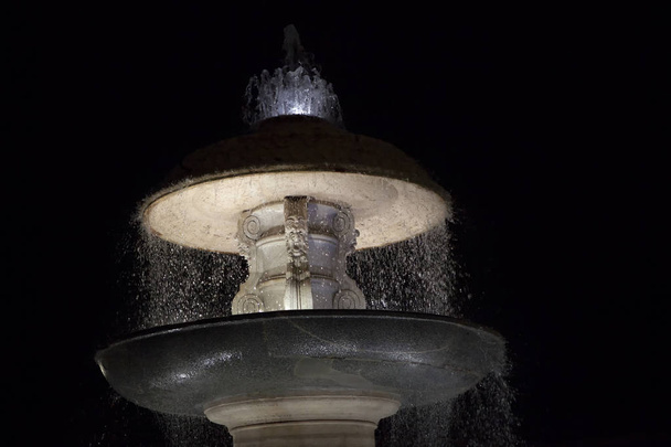 Ночной вид на фонтан в Ватикане
 - Фото, изображение