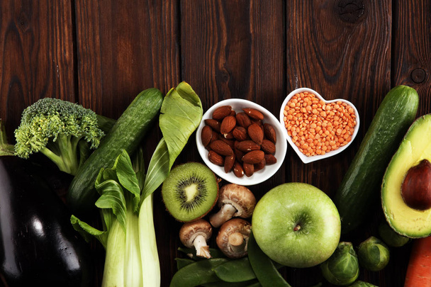 Selección de comida sana y limpia. frutas, verduras, semillas, superalimentos, cereales, verduras de hoja. comida vegetariana o vegetariana
 - Foto, Imagen