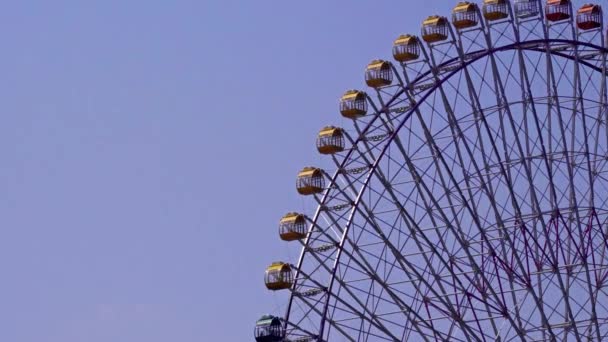 Ferris kerék látványos felvételeit a szórakoztató fesztivál parkban - Felvétel, videó