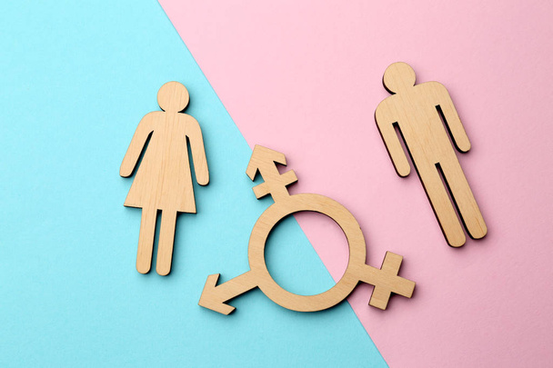 Женские и мужские фигуры с символом трансгендера на цветном фоне
 - Фото, изображение