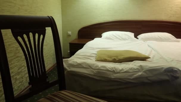 標準的なホテルの部屋に大きなベッド。スタンダードのお部屋です。スタンダード ホテルで撮影します。. - 映像、動画