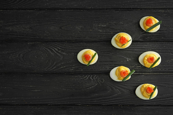 Sabrosos huevos diabólicos en mesa de madera oscura
 - Foto, Imagen