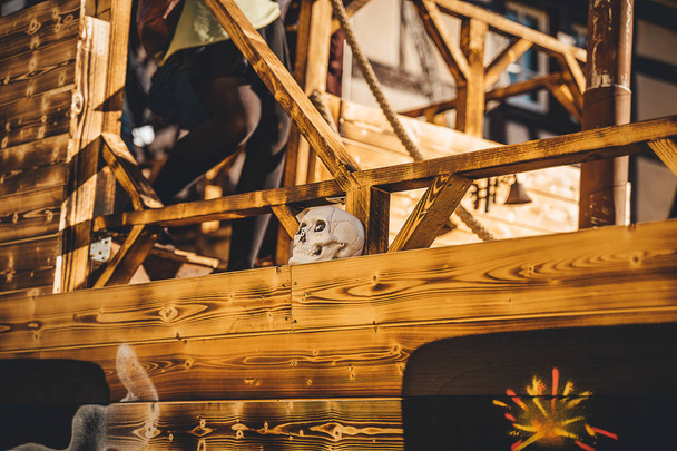 Bir dekorasyon olarak bir kafatası ile bir karnaval geçit yanında Alman suni gemiye - Fotoğraf, Görsel