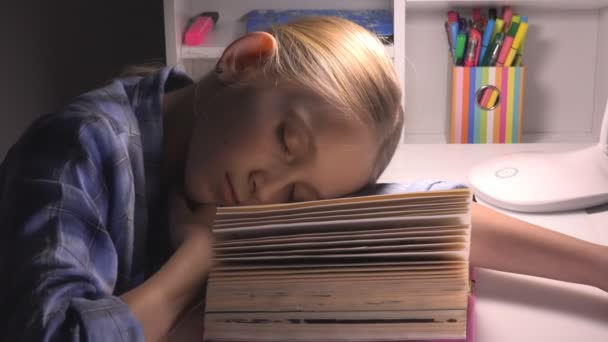 Child Sleeping, Tired Eyes Girl Portrait Studying, Reading, Kid Learning Library - Filmagem, Vídeo