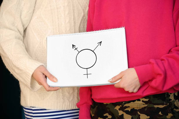 女性のトランスジェンダー、クローズ アップの記号を示す - 写真・画像