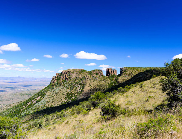 Χρώμα φωτογραφίας τοπίου εξωτερική Πανόραμα του λόφου με βράχους στην κοιλάδα της ερήμωσης, Karoo, Νότια Αφρική Graaff-Reinet, Camdeboo, σε μια ηλιόλουστη μέρα, γαλάζιο ουρανό, κάποια σύννεφα, ευρεία θέα προς τον ορίζοντα  - Φωτογραφία, εικόνα