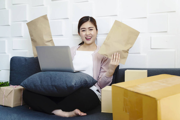 Úspěšný mladý podnikatel žena s novou online podnikání pracuje doma o online podnikání. - Fotografie, Obrázek