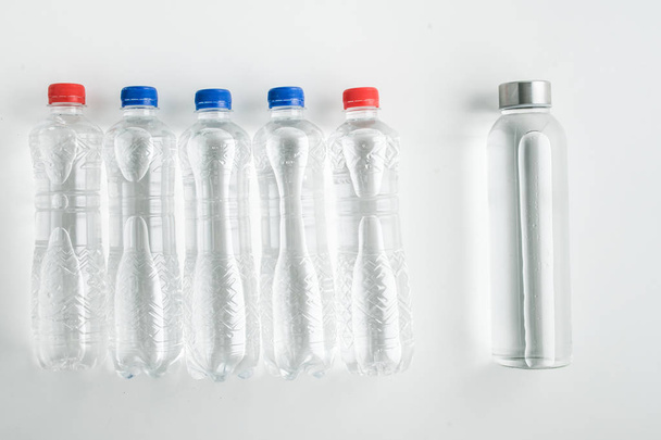 koncepcja za pomocą butelki wielokrotnego użytku ze szkła zamiast plastiku jednorazowego użytku. zero odpadów styl życia - Zdjęcie, obraz