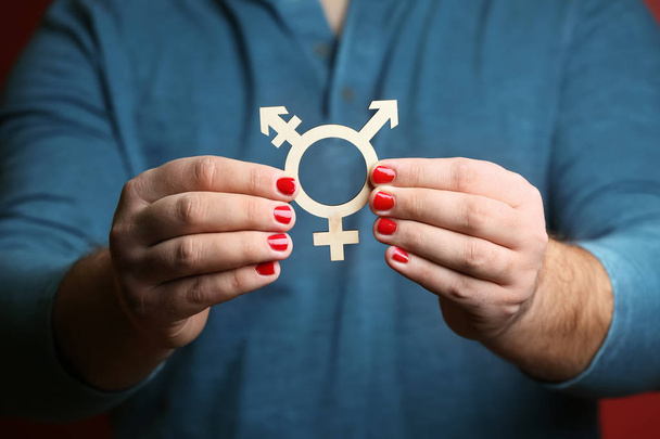 Transseksüel, closeup sembolünü gösterirken manikür olan adam - Fotoğraf, Görsel