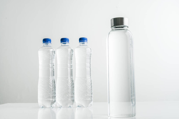 concepto de usar botella de vidrio reutilizable en lugar de plástico de un solo uso. cero residuos estilo de vida
 - Foto, imagen