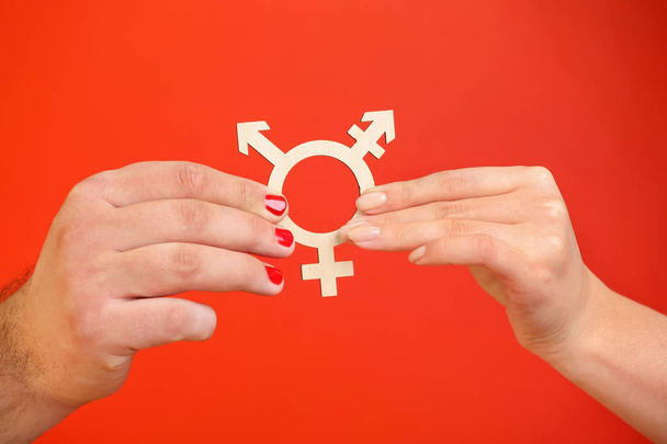 Άνδρας και γυναίκα δείχνει σύμβολο της transgender σε χρώμα φόντου - Φωτογραφία, εικόνα