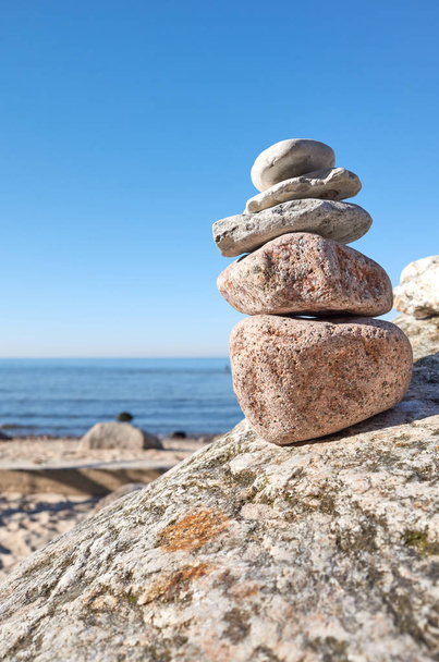 Stack di pietre su una spiaggia, concetto di equilibrio e armonia, messa a fuoco selettiva
. - Foto, immagini