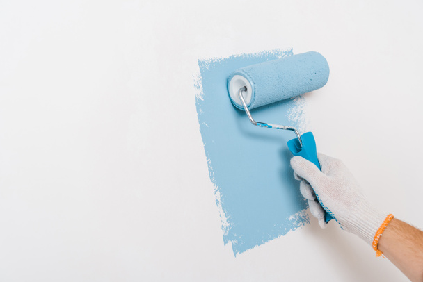 rajattu näkymä mies maalaus seinään sininen väri kotona
 - Valokuva, kuva
