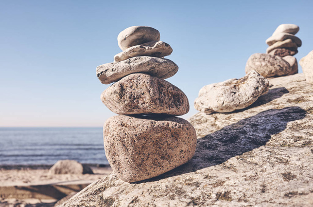 Pilha de pedras em uma praia, equilíbrio e harmonia conceito, foco seletivo, tonificação de cor aplicada
. - Foto, Imagem