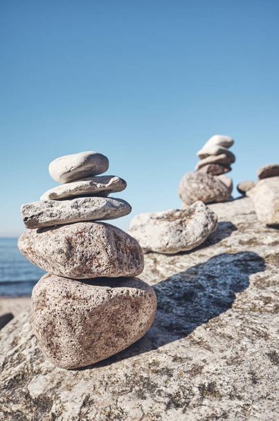 Stos kamieni na plaży, równowagi i harmonii koncepcja, Selektywny fokus, kolor tonowanie stosowane. - Zdjęcie, obraz