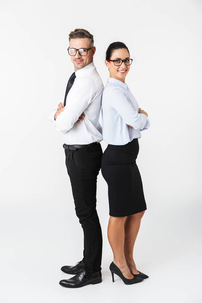 Full length of a confident colleagues couple wearing formal clothing standing isolated over white background, arms folded - Fotoğraf, Görsel