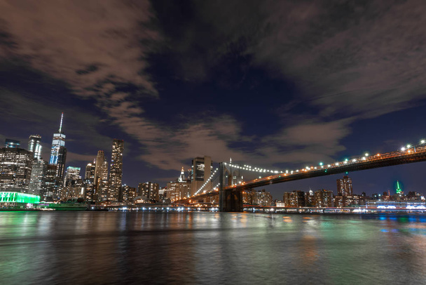 Skyline of Manhattan i Brooklyn Bridge, widok nocny. - Zdjęcie, obraz