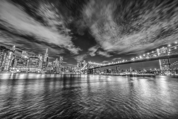 Skyline Манхеттена і Бруклінського моста, нічний погляд. - Фото, зображення