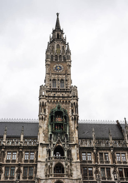 Nowy Ratusz, jest ratuszem w północnej części Marienplatz w Monachium, Bawaria, Niemcy. Gospodarzem jest rząd miasta, w tym rada miasta i część administracji.. - Zdjęcie, obraz