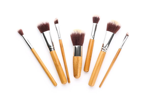 Set de pinceaux de maquillage professionnels sur fond blanc
 - Photo, image