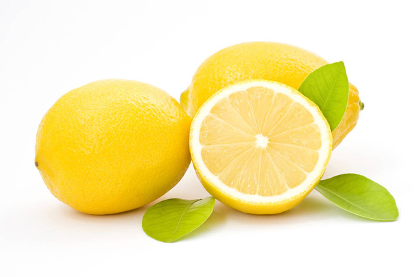 Свіжі лимони на білому тлі
  - Фото, зображення